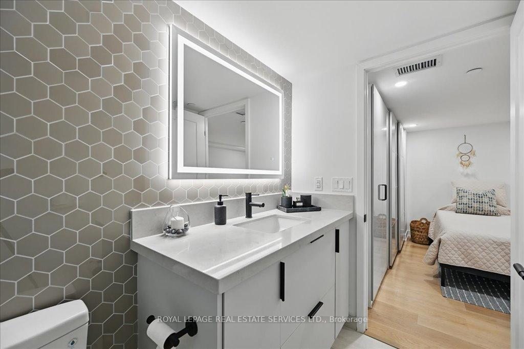3 Bedrooms Condo at 2489 Taunton, Oakville For sale