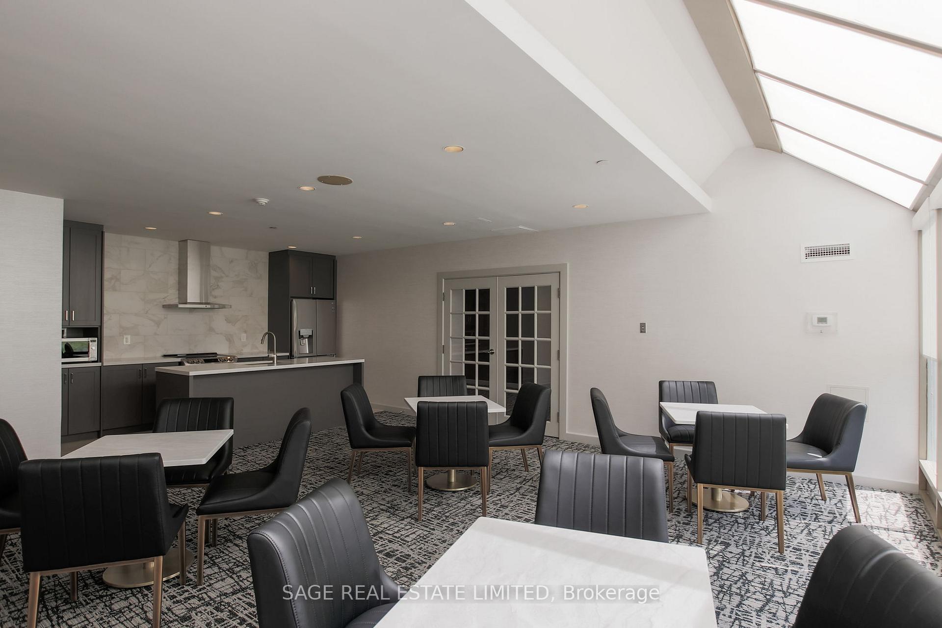 2 Bedrooms Condo at 15 Maitland, Toronto For sale