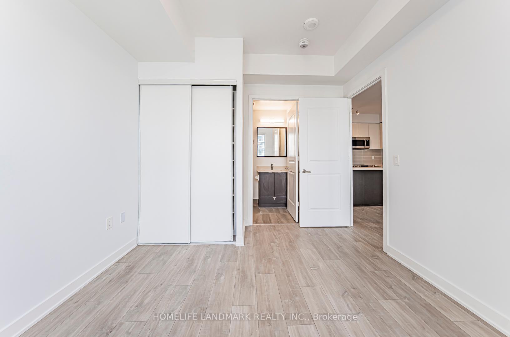 3 Bedrooms Condo at 4675 Metcalfe, Mississauga For sale