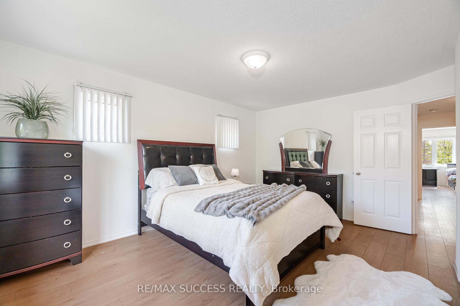 3 Bedrooms Condo at 5255 Palmetto, Mississauga For sale