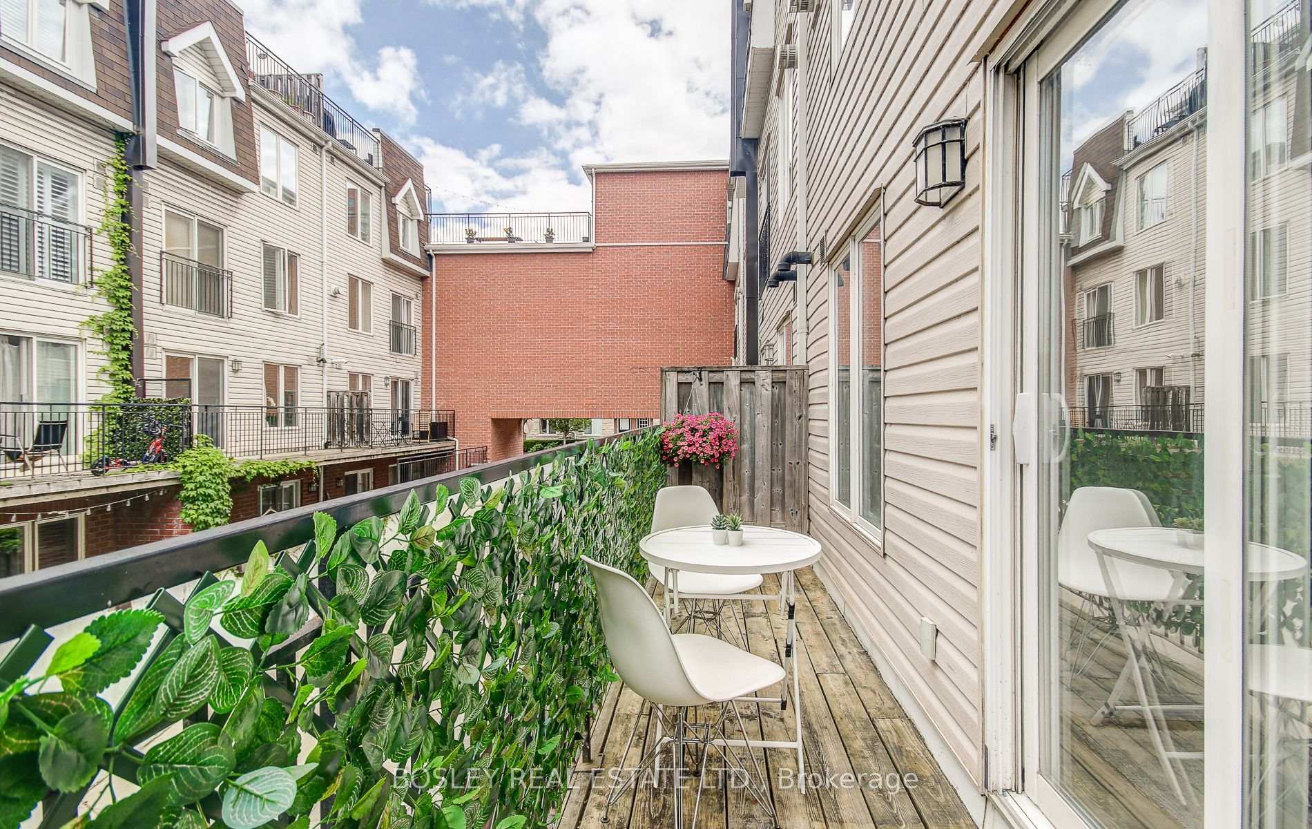 2 Bedrooms Condo at 18 Laidlaw, Toronto For sale