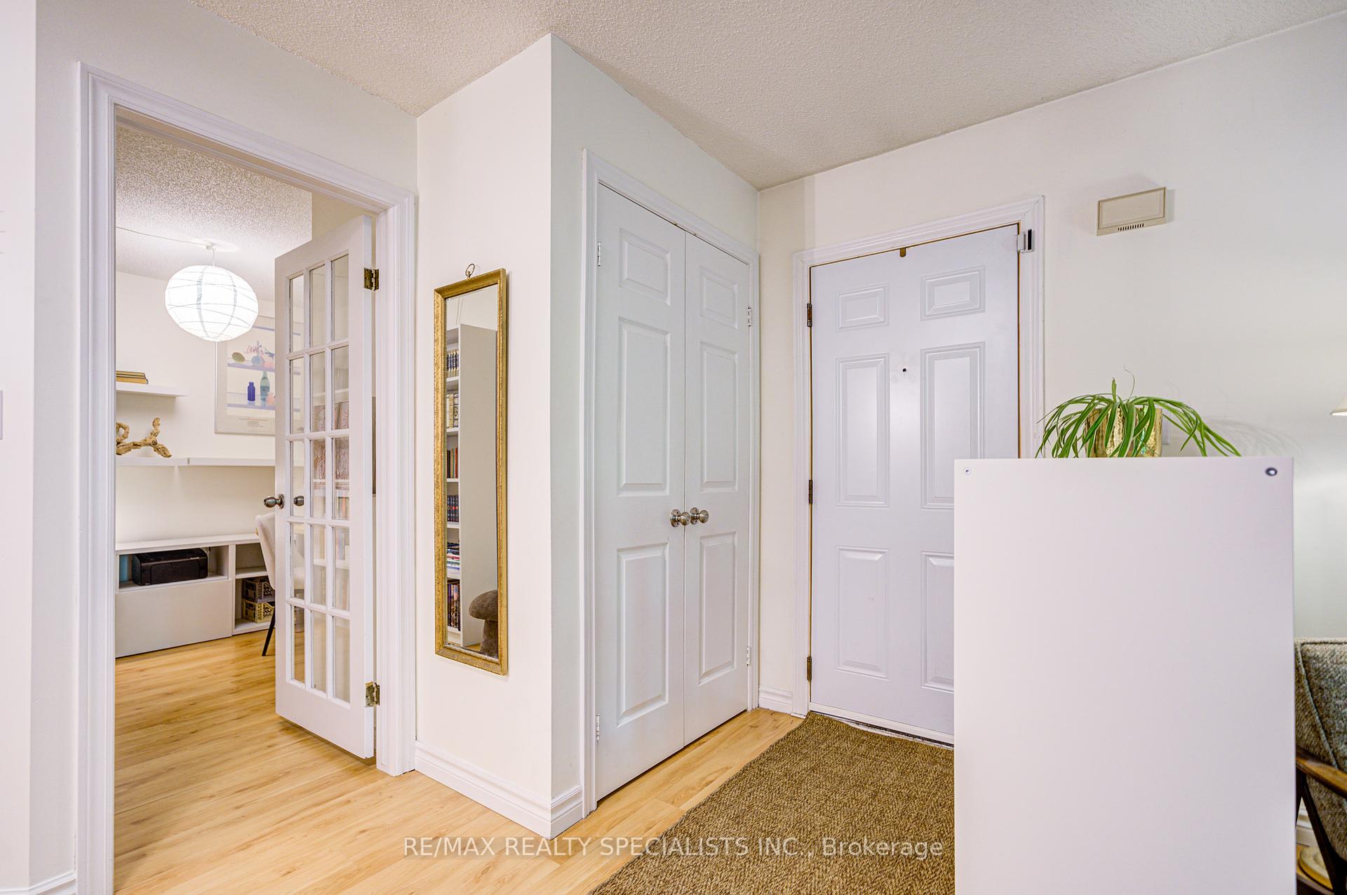 2 Bedrooms Condo at 2030 Cleaver, Burlington For sale