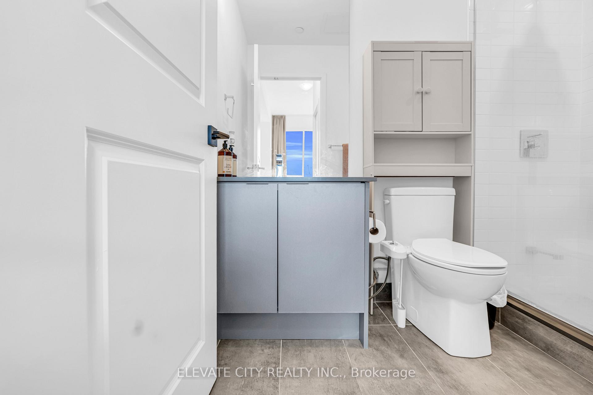 2 Bedrooms Condo at 2489 Taunton, Oakville For sale
