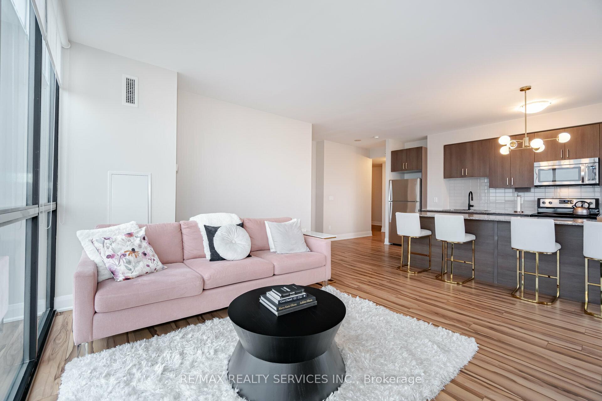 3 Bedrooms Condo at 2900 Highway 7, Vaughan For sale