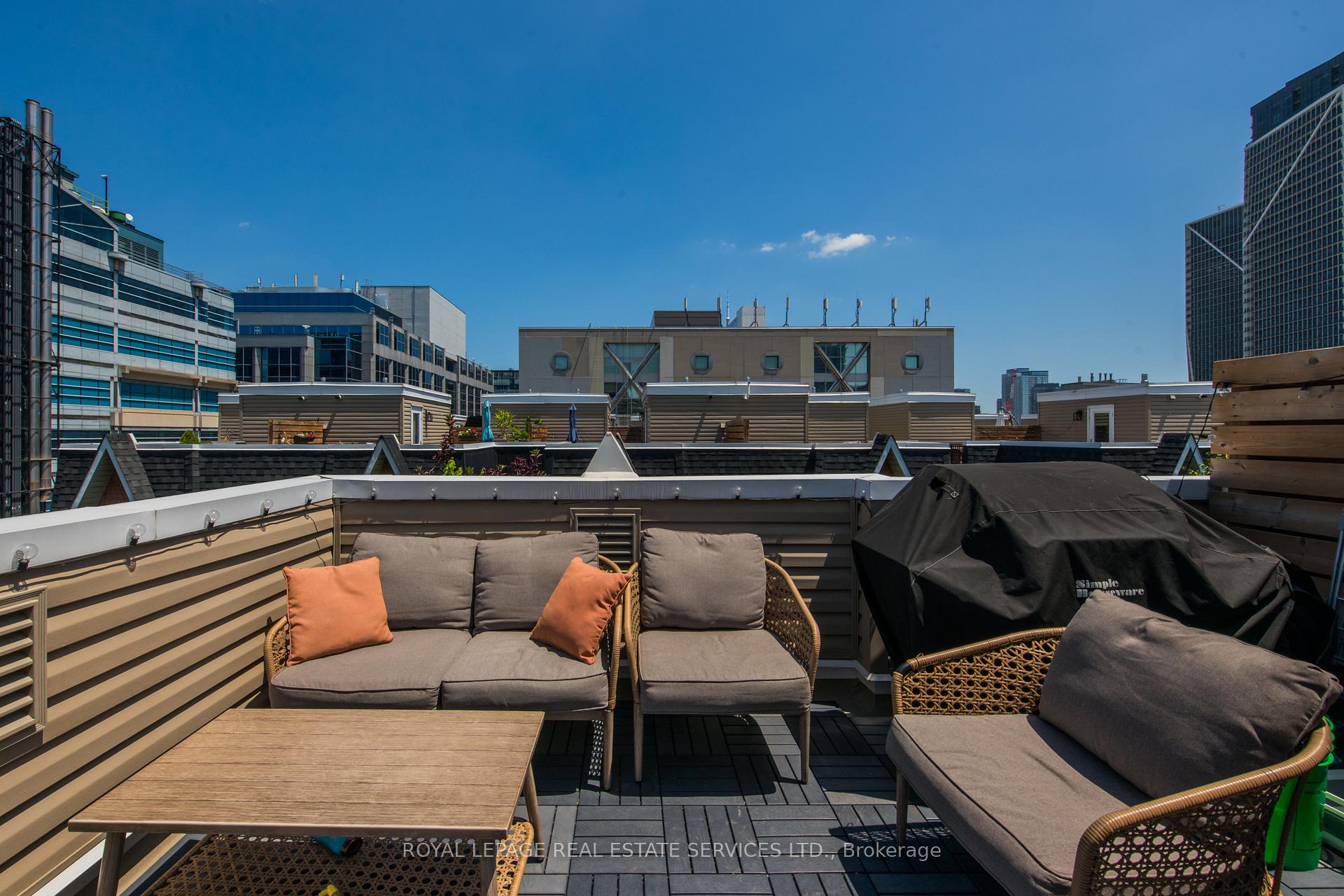 2 Bedrooms Condo at 29 canniff, Toronto For sale