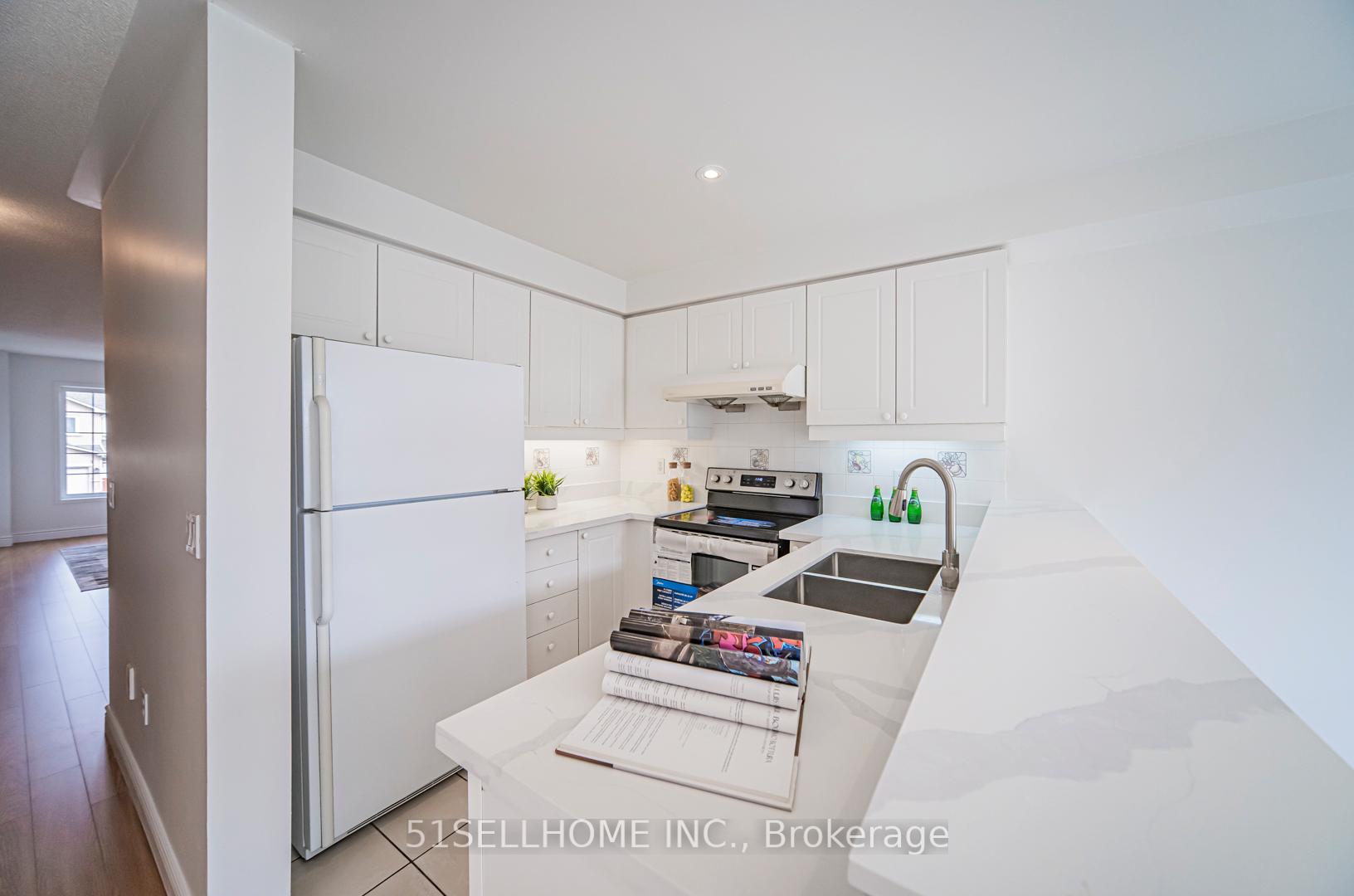 4 Bedrooms Condo at 858 Scollard,  Mississauga For sale