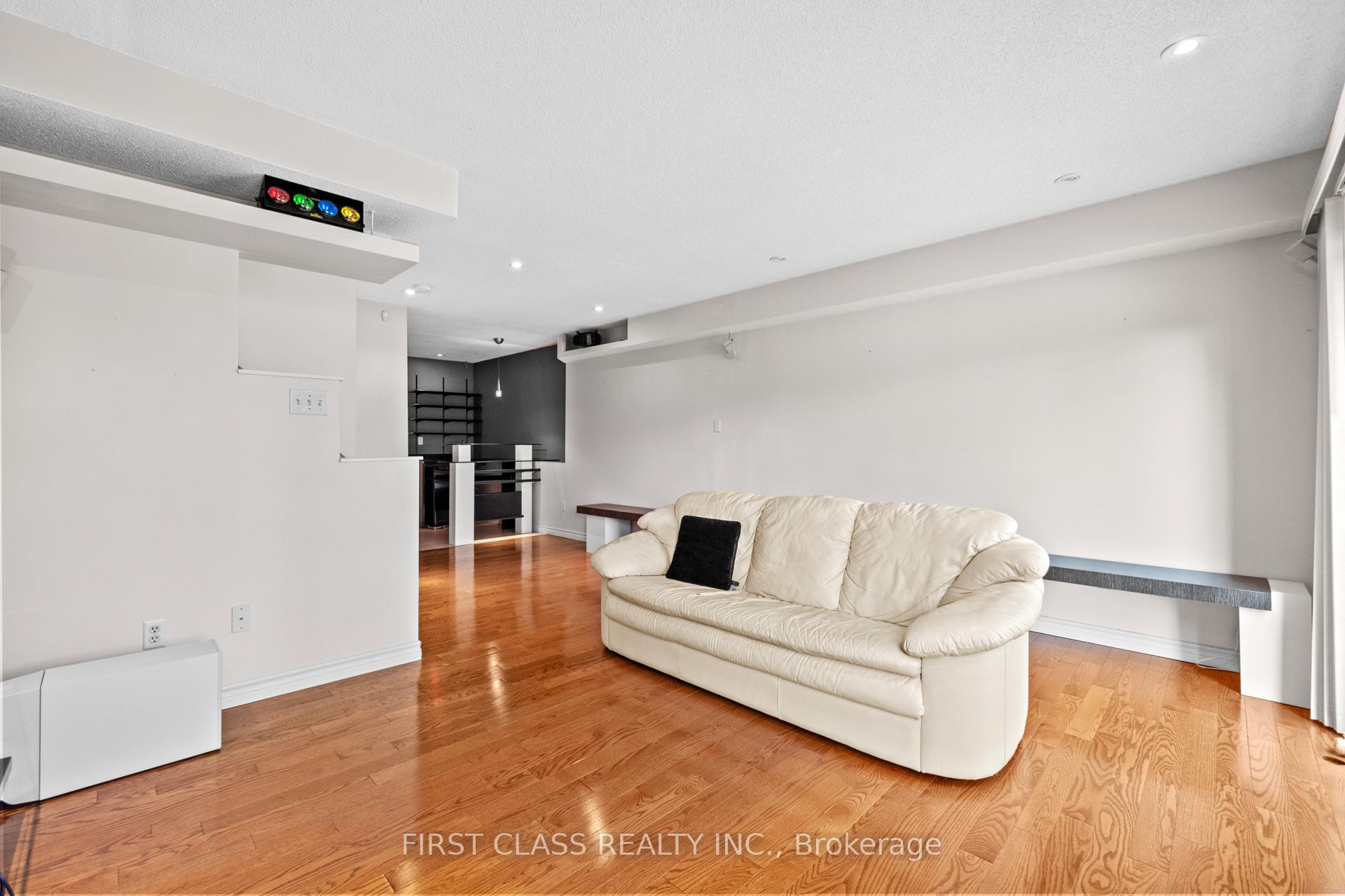 4 Bedrooms Condo at 10A Leaside Park, Toronto For sale