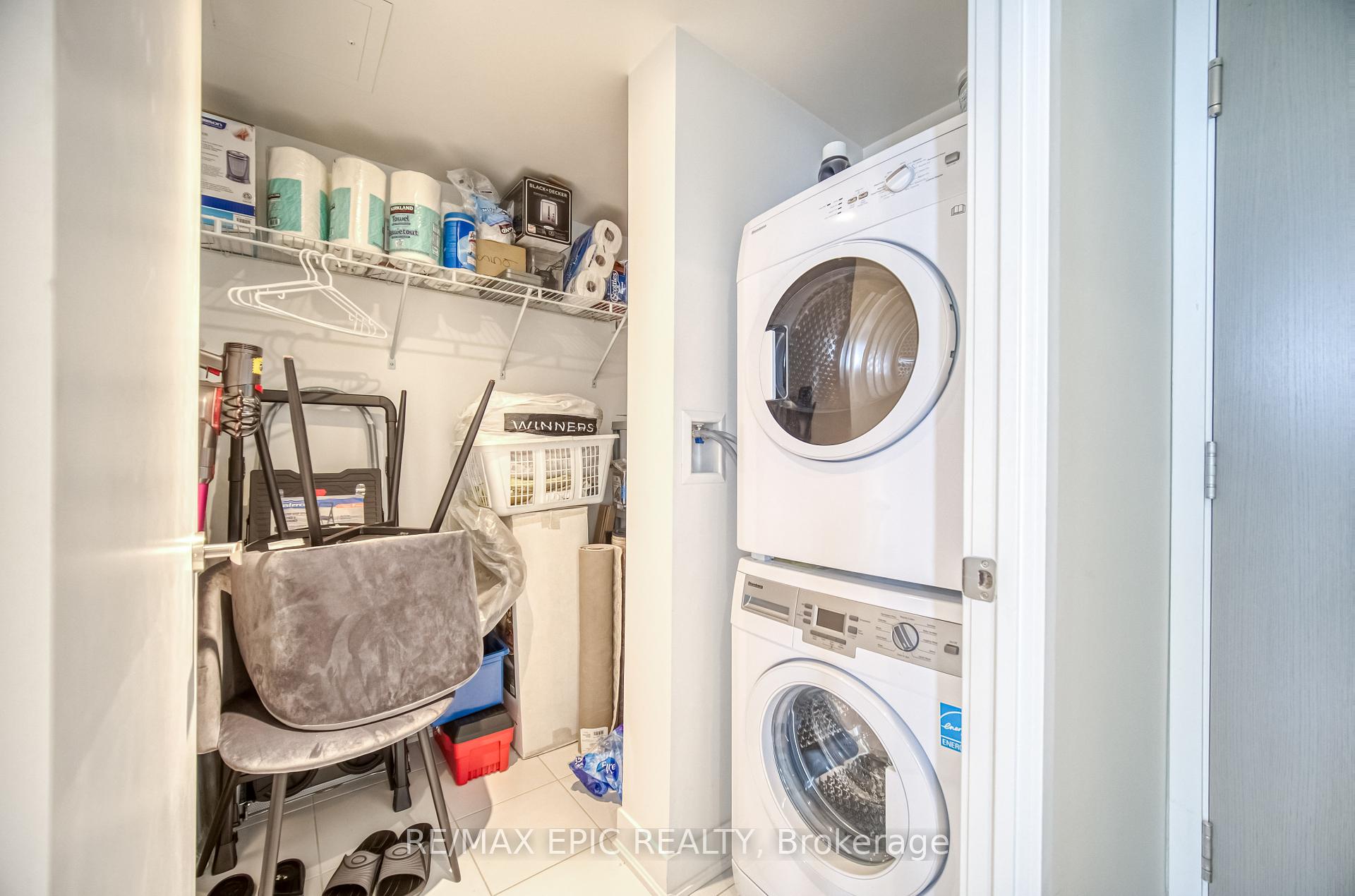 3 Bedrooms Condo at 88 Harbour,  Toronto For sale
