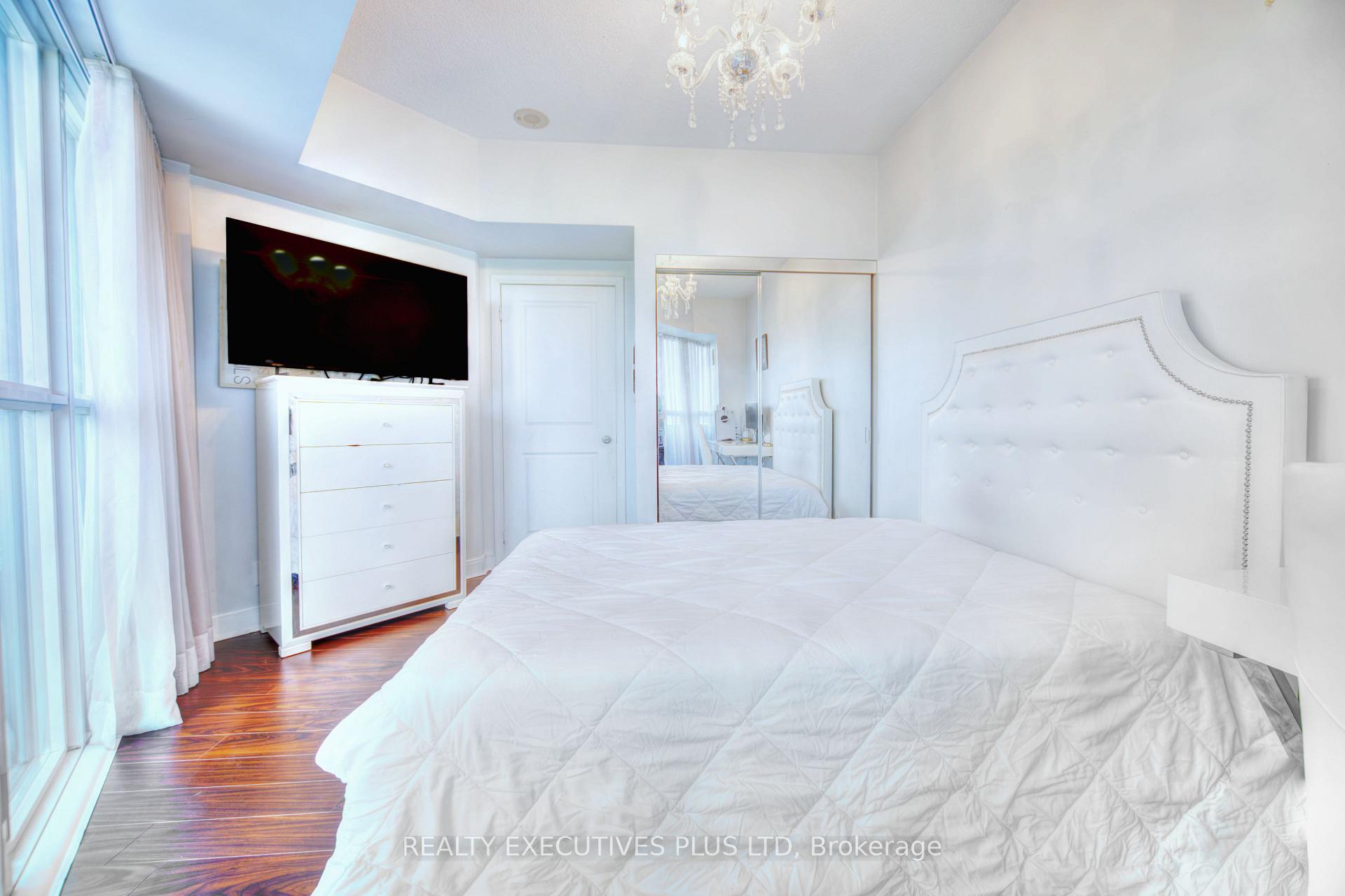 3 Bedrooms Condo at 60 Absolute, Mississauga For sale