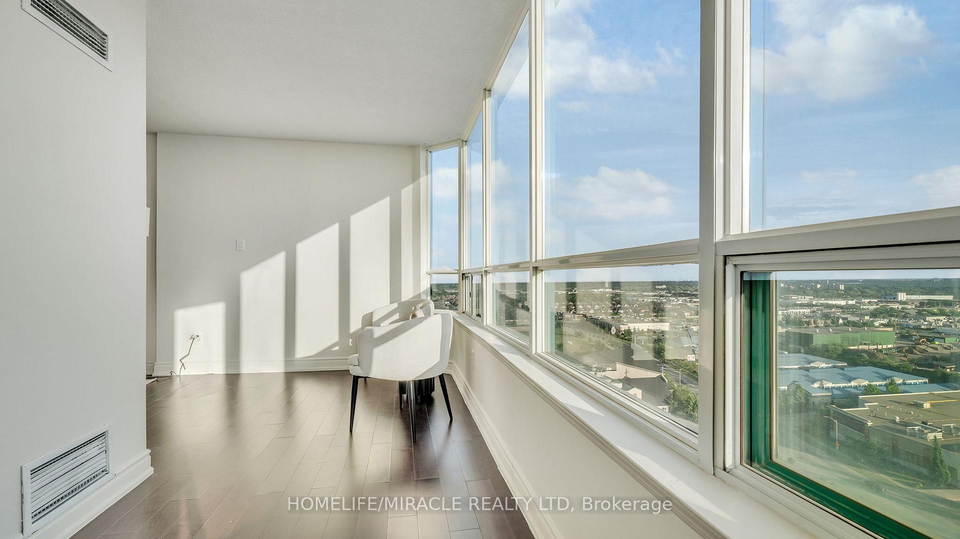 3 Bedrooms Condo at 550 Webb, Mississauga For sale