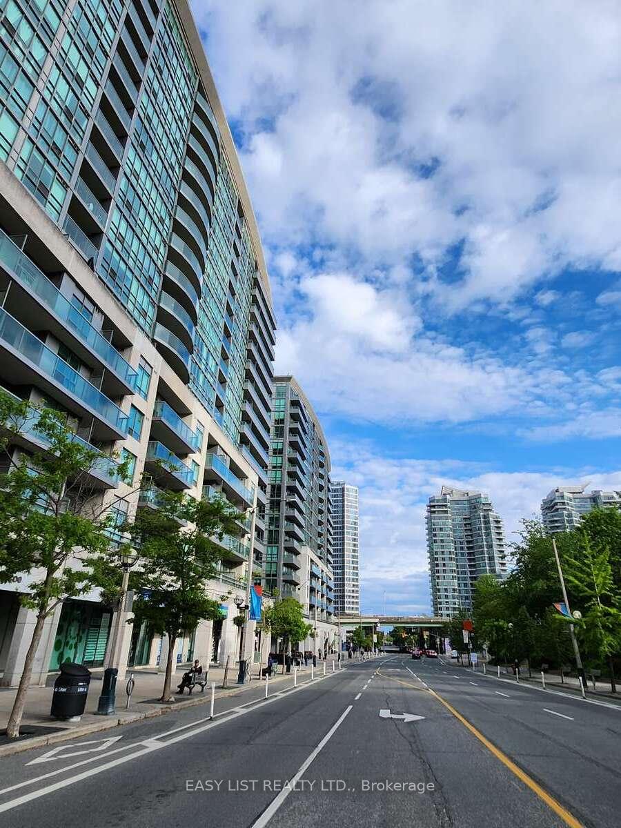 2 Bedrooms Condo at 51 Lower Simcoe, Toronto For sale