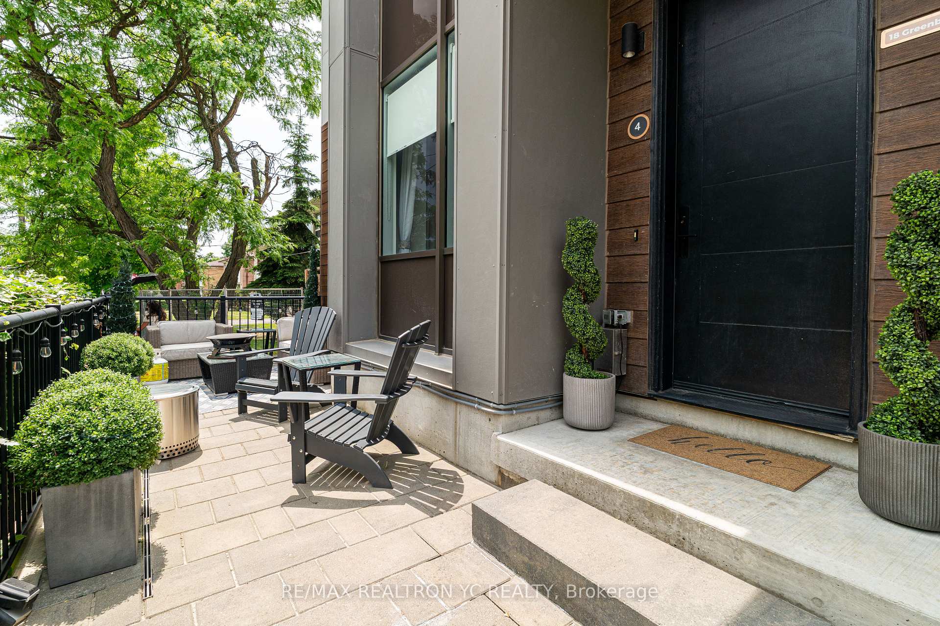 4 Bedrooms Condo at 18 Greenbriar, Toronto For sale