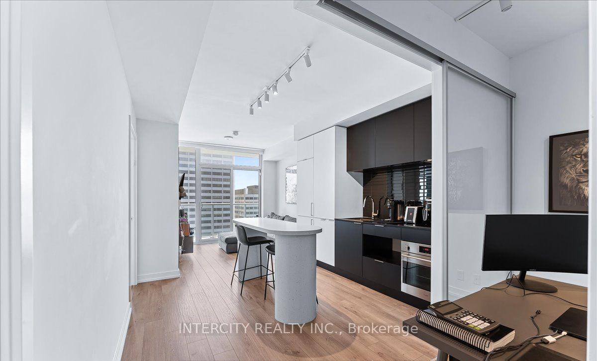 3 Bedrooms Condo at 33 Helendale, Toronto For sale