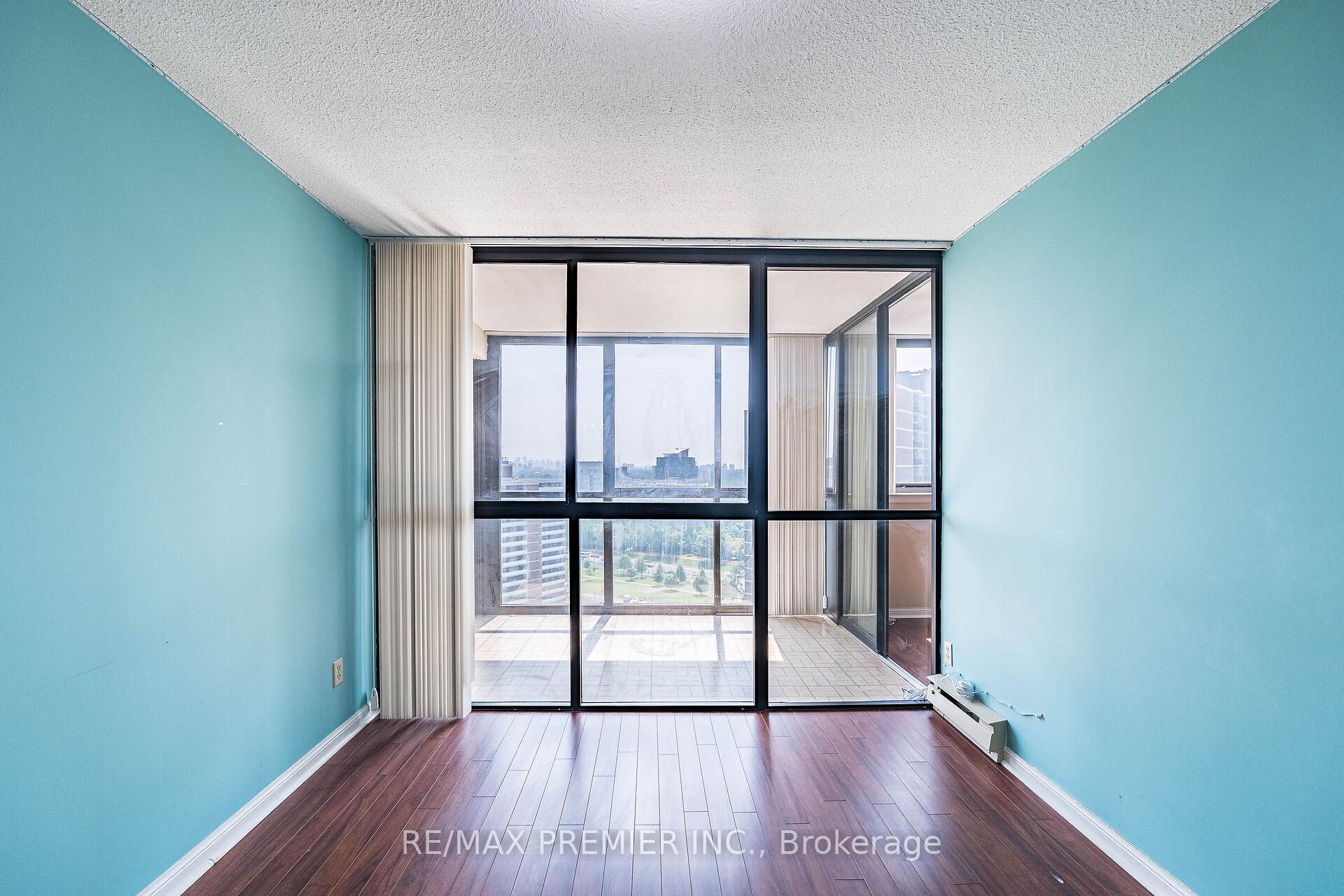 3 Bedrooms Condo at 40 Richview, Toronto For sale