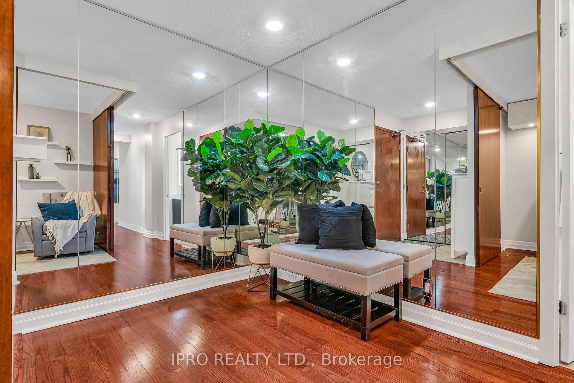 3 Bedrooms Condo at 500 Queens, Toronto For sale
