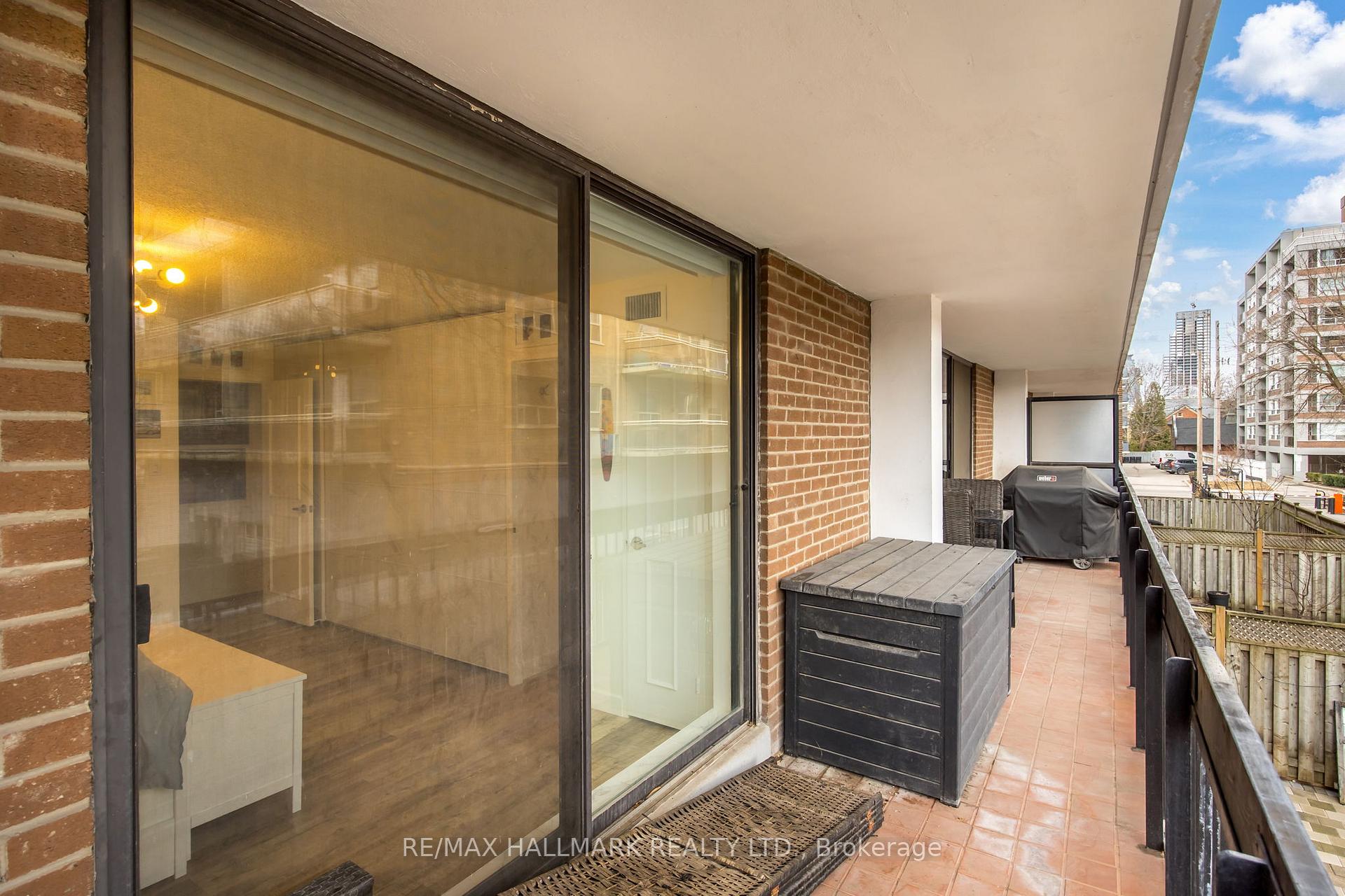 2 Bedrooms Condo at 212 St George, Toronto For sale