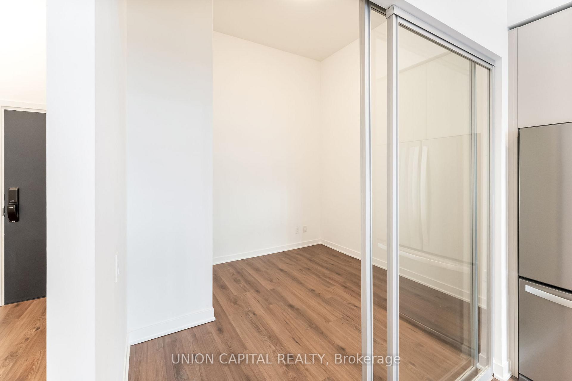 2 Bedrooms Condo at 405 Dundas, Oakville For sale