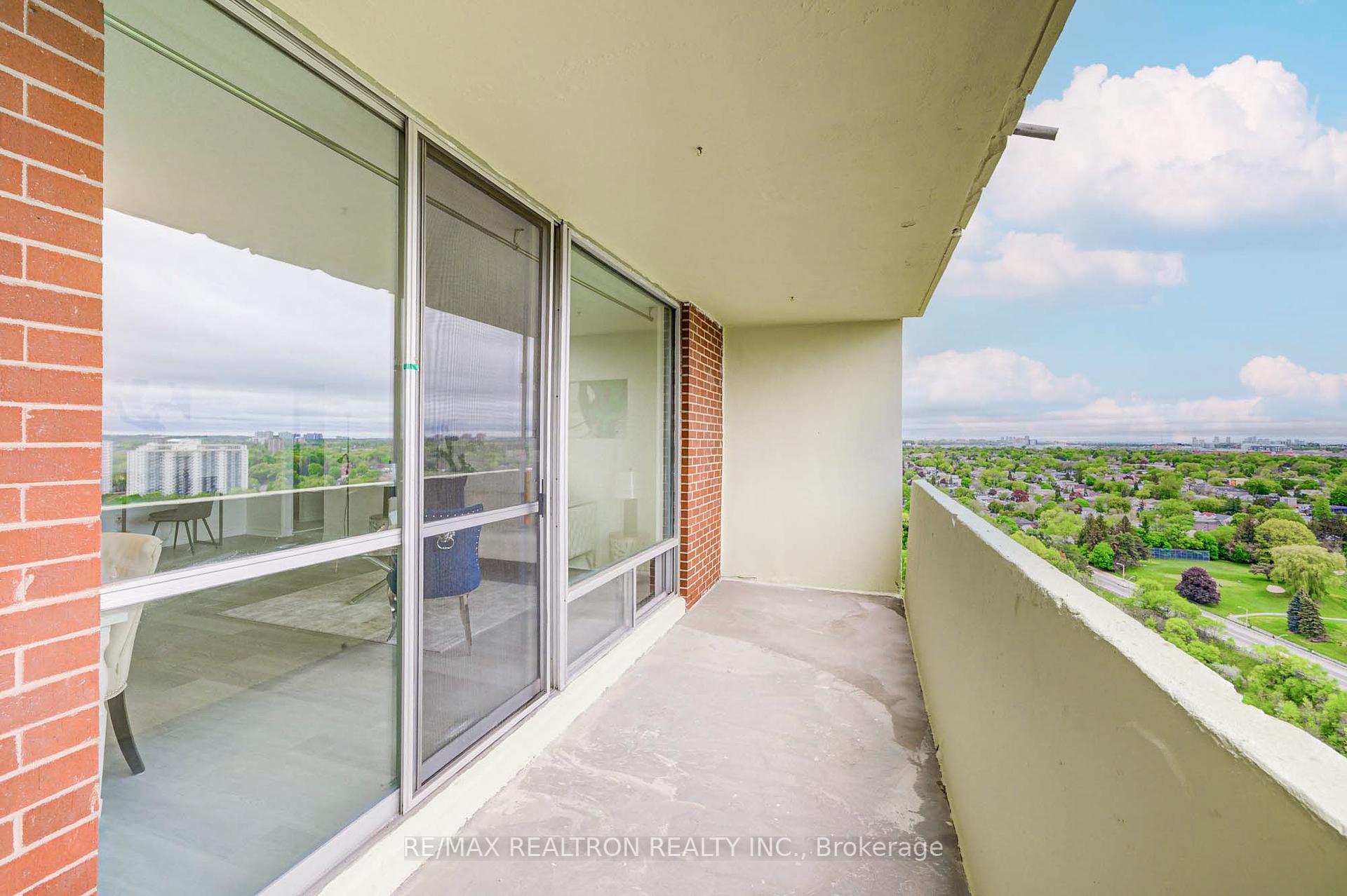 2 Bedrooms Condo at 5 Massey, Toronto For sale