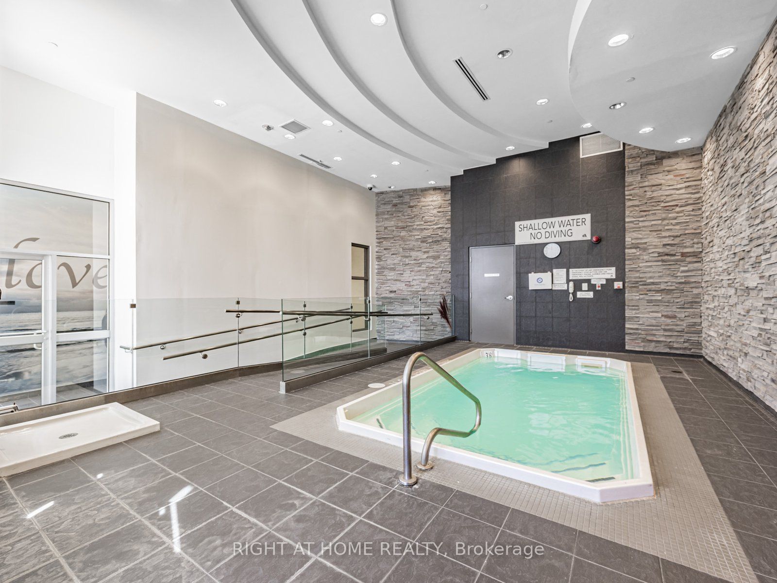 2756 Old Leslie Street, #811