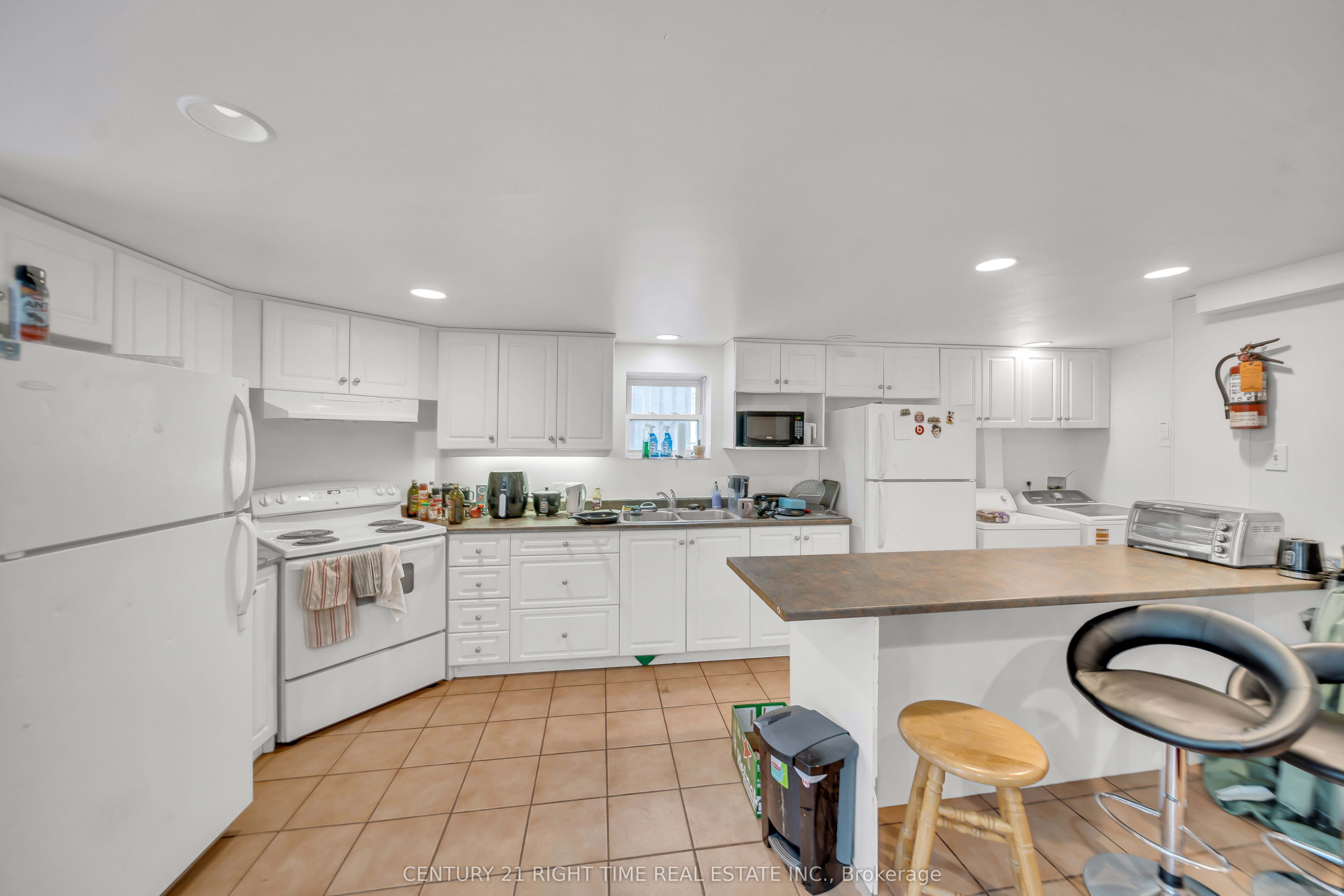 24 Columbia Street W