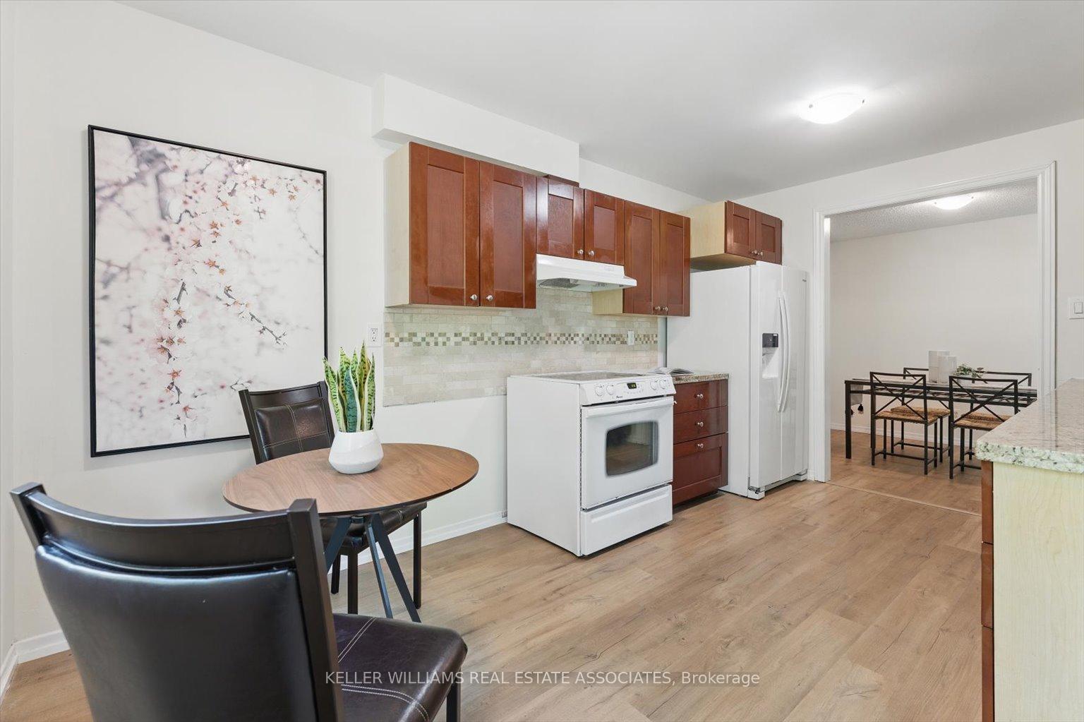 3 Bedrooms Condo at 2701 Aquitaine, Mississauga For sale