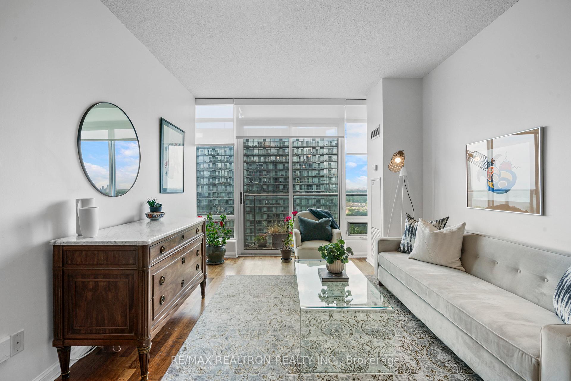 2 Bedrooms Condo at 15 Windermere, Toronto For sale