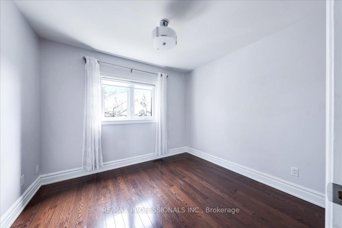 3 Bedrooms Condo at 600 Silver Creek,  Mississauga For sale