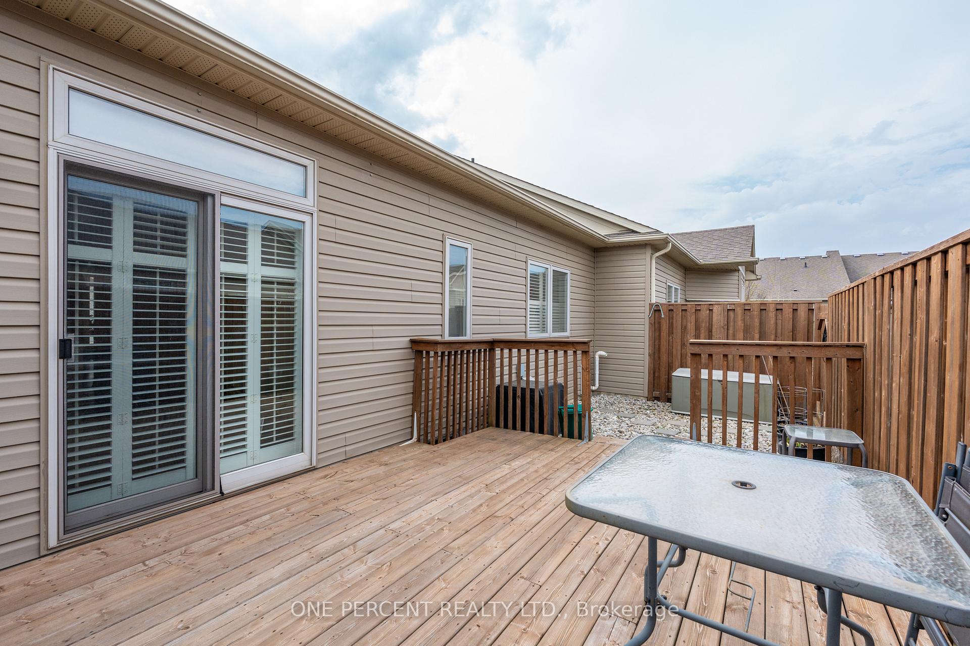 2 Bedrooms Condo at 21 Stickland, Hamilton For sale