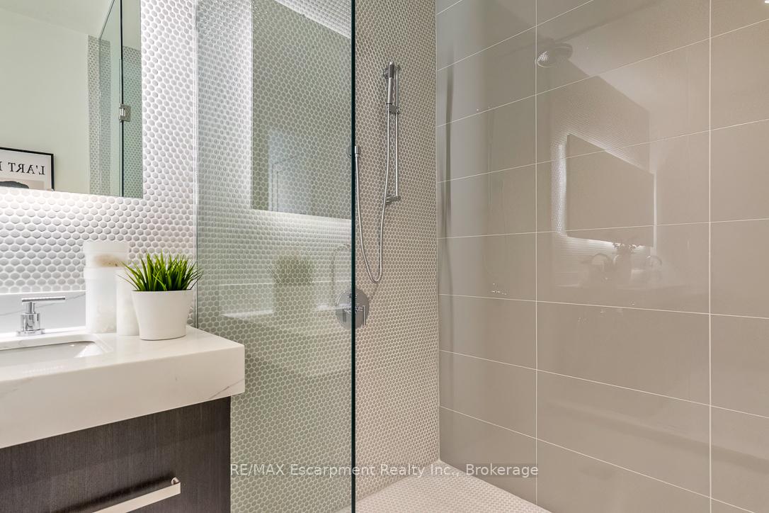 3 Bedrooms Condo at 123 Maurice, Oakville For sale