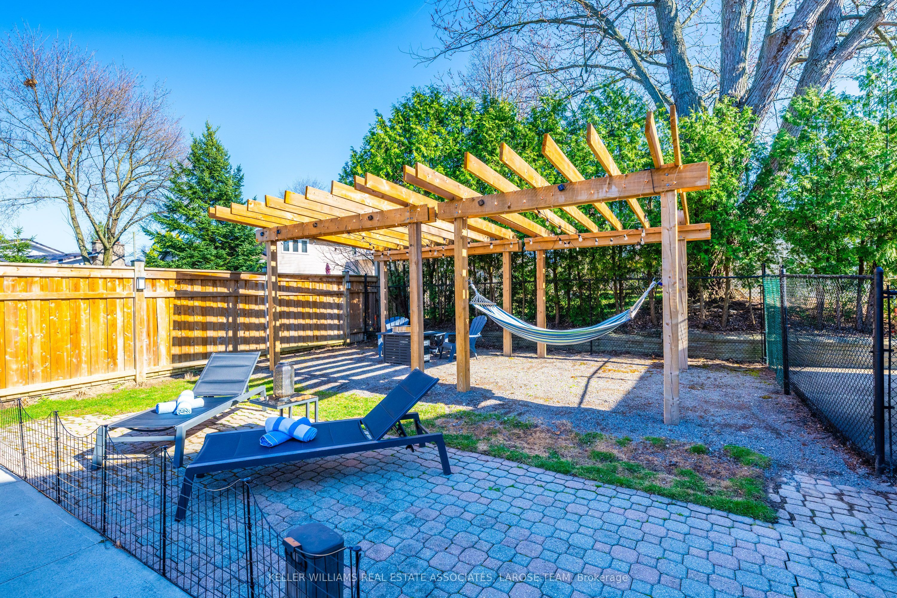 16 Lynndale Drive, Hamilton, ON L9H 3L6