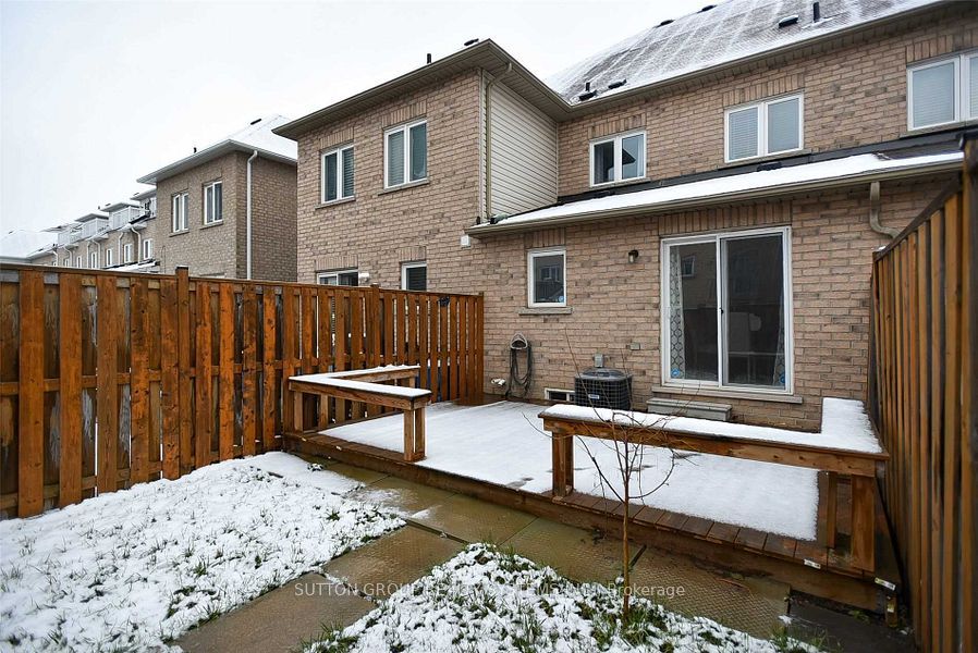 552 Candlestick Circle, Mississauga, ON L4Z 0B1