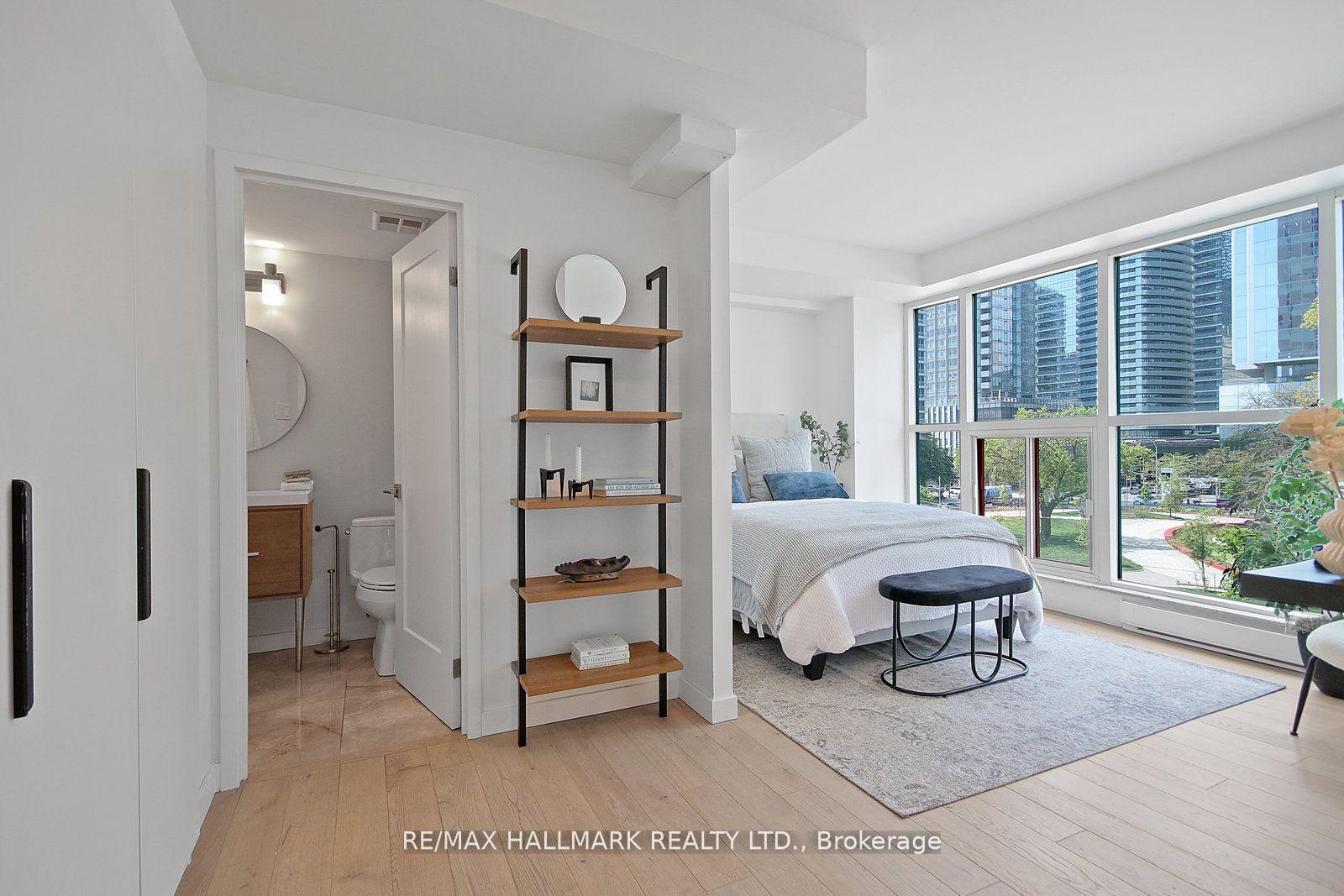 2 Bedrooms Condo at 77 Harbour, Toronto For sale