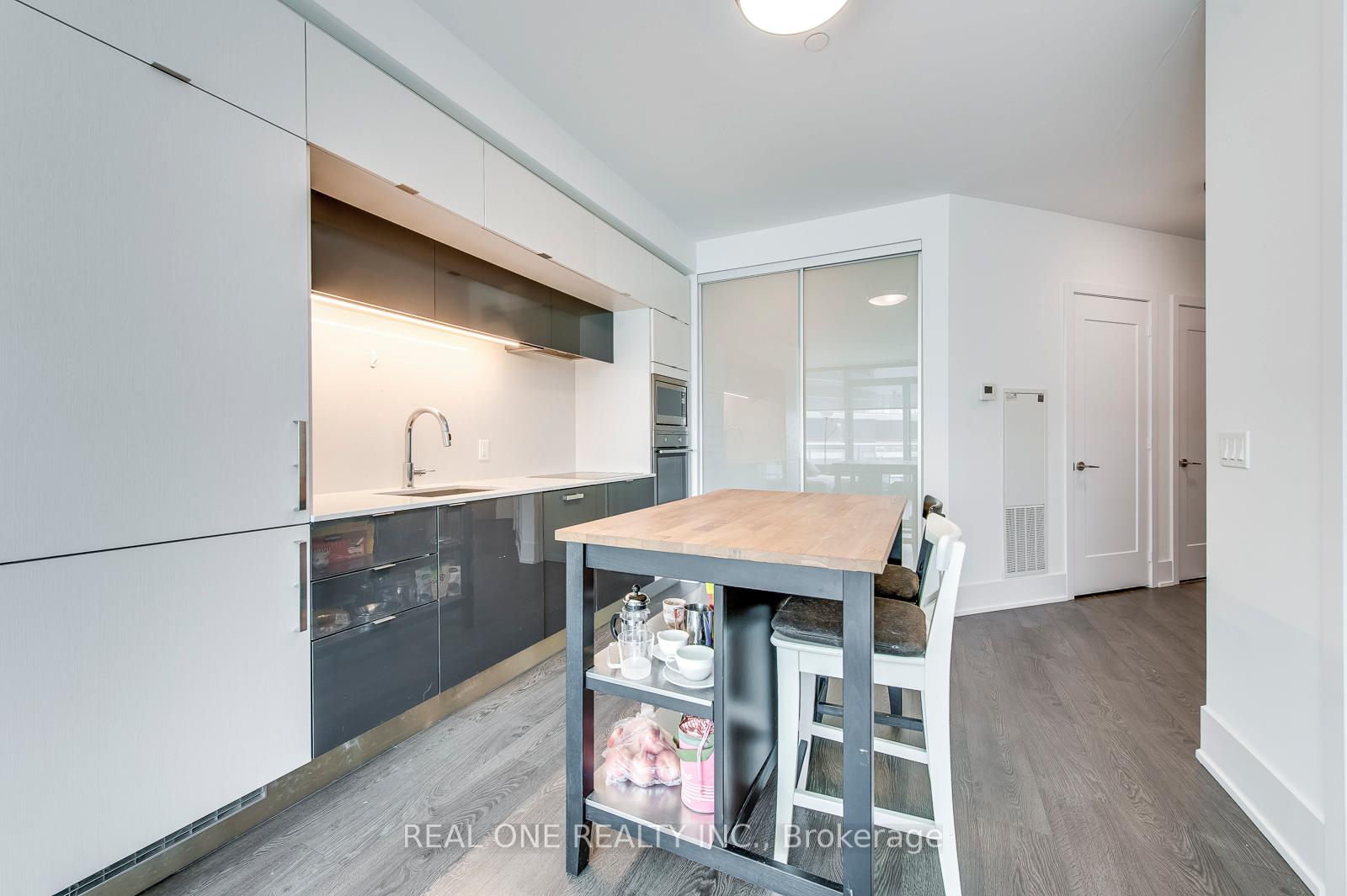 2 Bedrooms Condo at 1 Edgewater, Toronto For sale