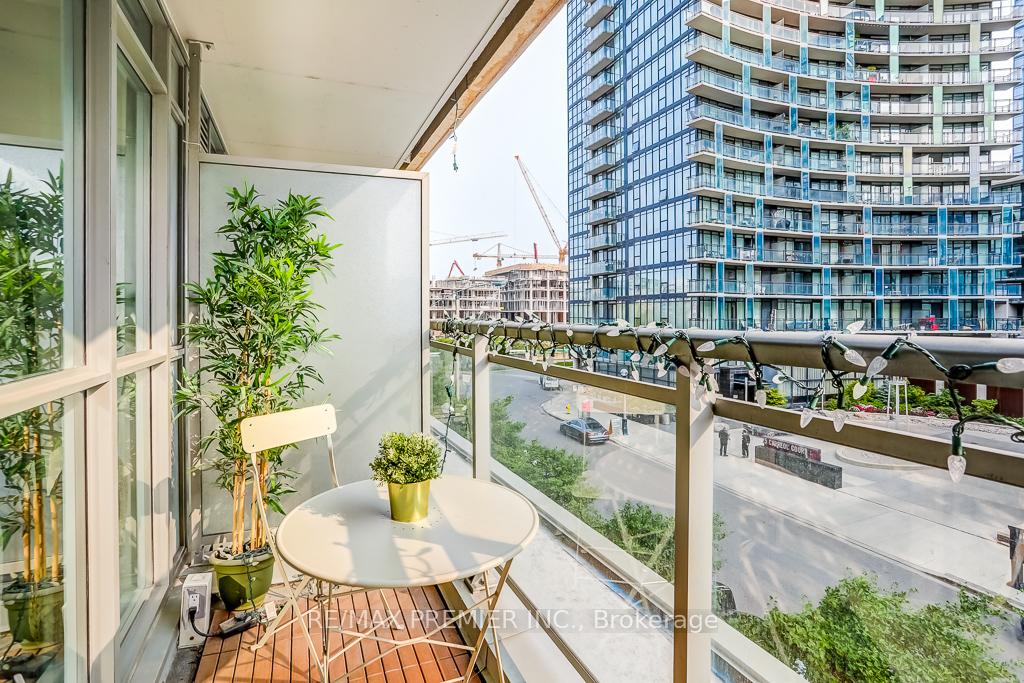 2 Bedrooms Condo at 10 Capreol, Toronto For sale