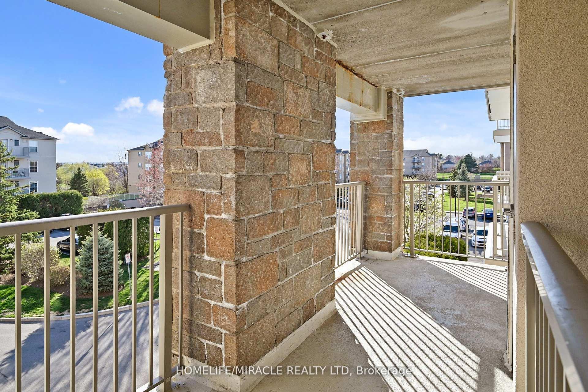 2 Bedrooms Condo at 1440 Bishops, Oakville For sale
