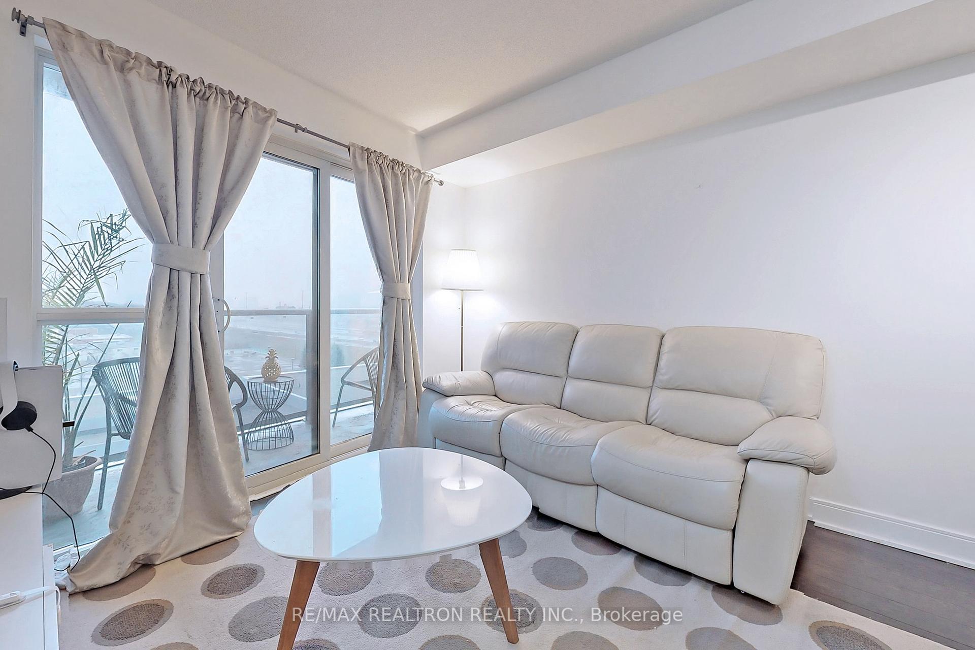 2 Bedrooms Condo at 125 Village Green, Toronto For sale