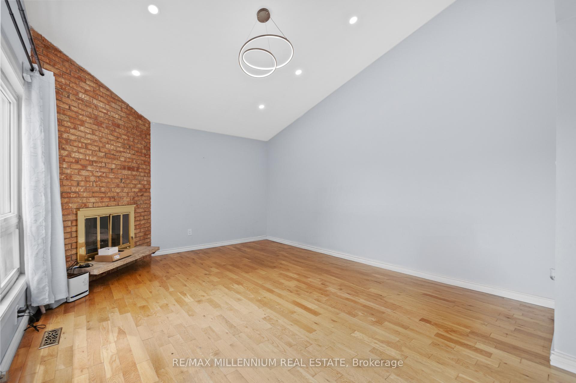 4 Bedrooms Condo at 3339 Council Ring, Mississauga For sale
