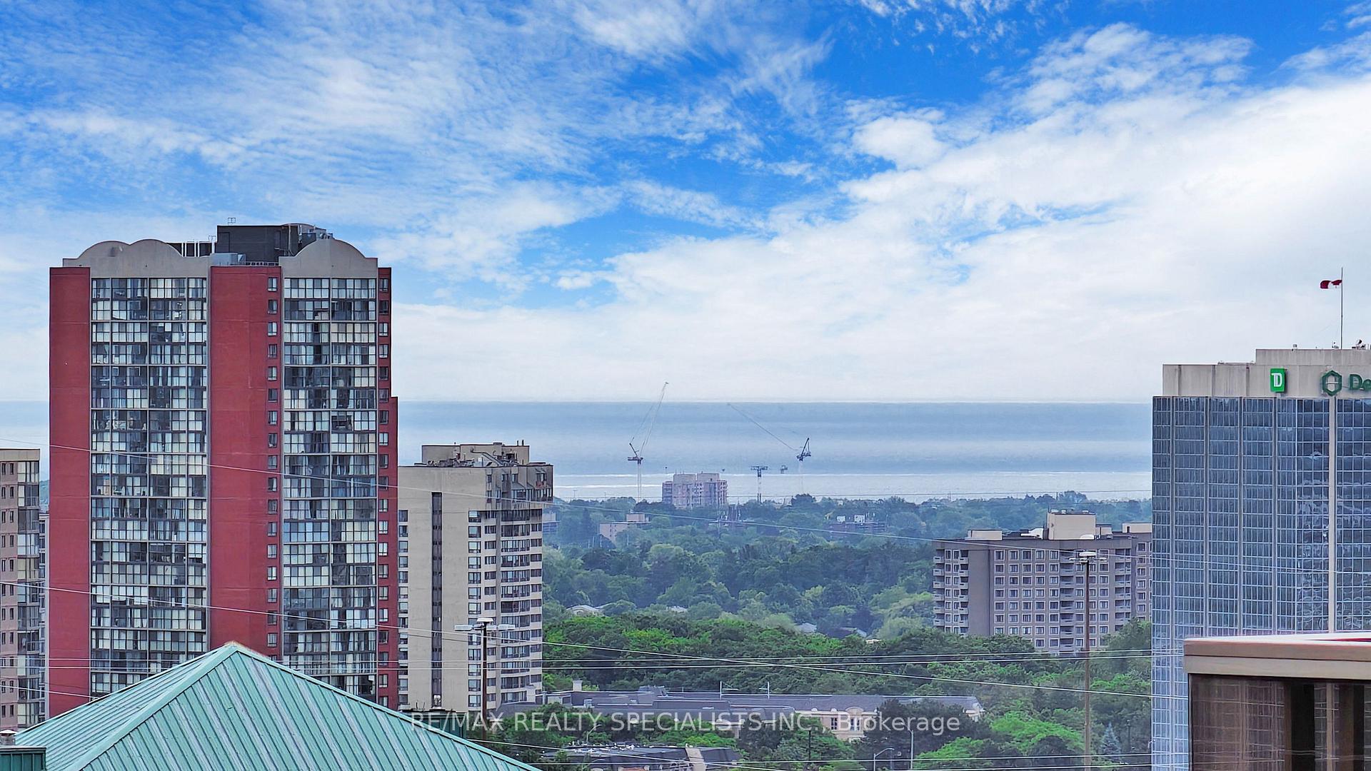 2 Bedrooms Condo at 45 Kingsbridge Garden, Mississauga For sale