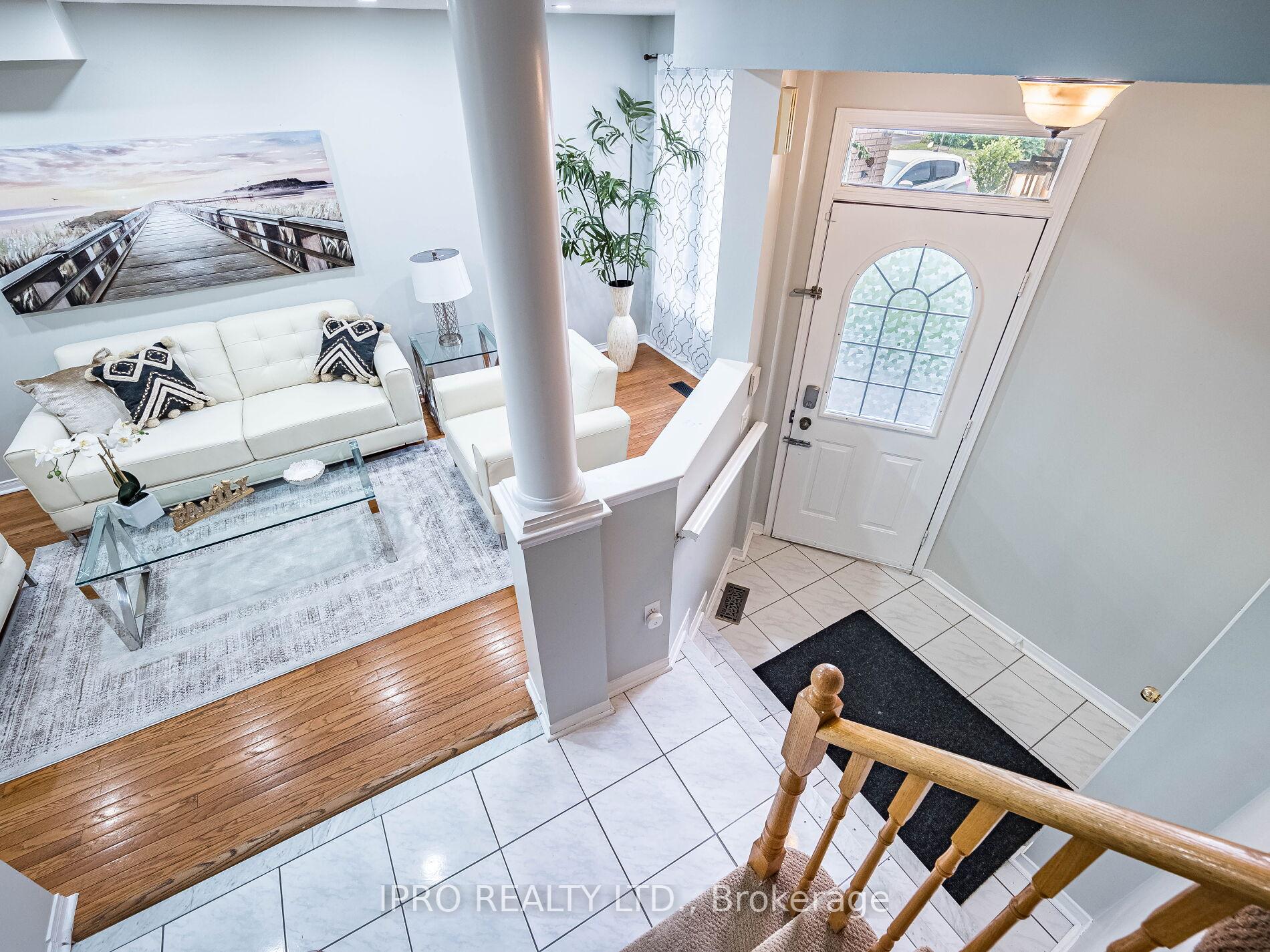 4 Bedrooms Condo at 833 Scollard, Mississauga For sale