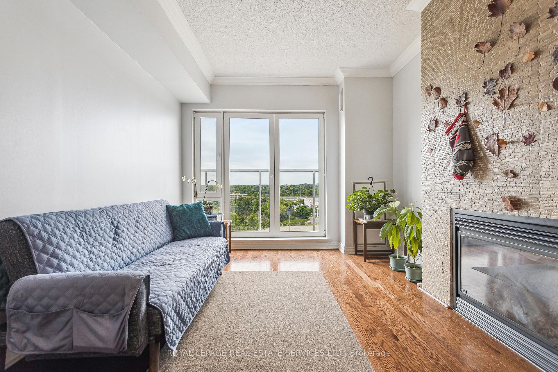 2 Bedrooms Condo at 40 Old Mill, Oakville For sale