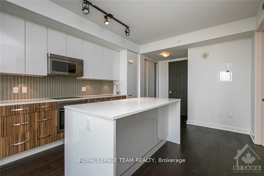 111 Champagne Avenue S, #906