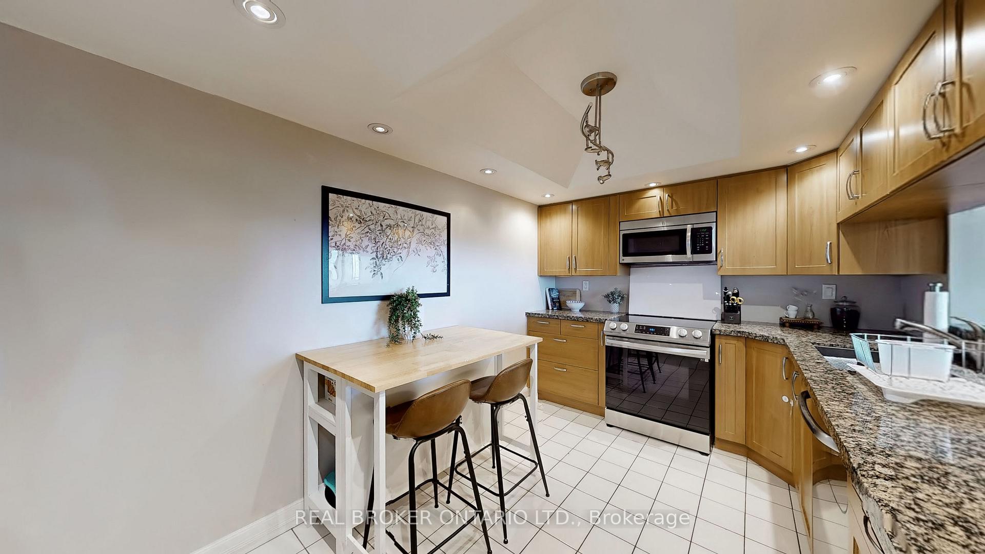 2 Bedrooms Condo at 7440 Bathurst, Vaughan For sale