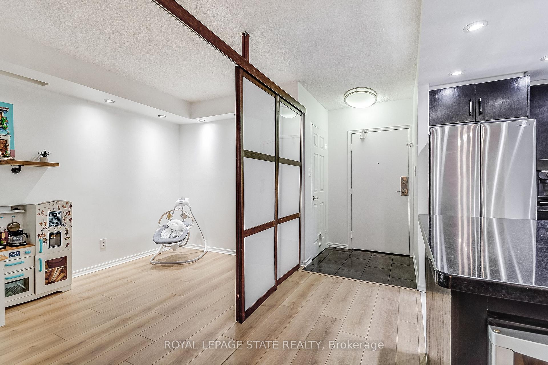 1 Bedroom Condo at 975 Warwick, Burlington For sale