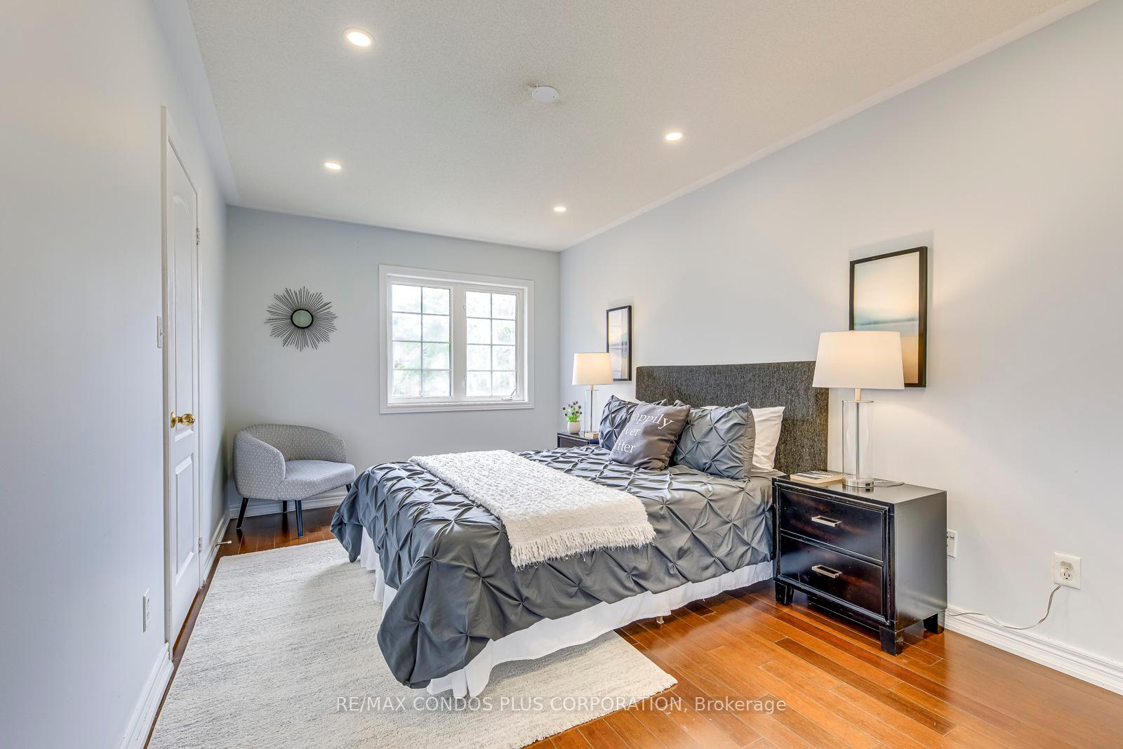 5 Bedrooms Condo at 1015 Galesway, Mississauga For sale