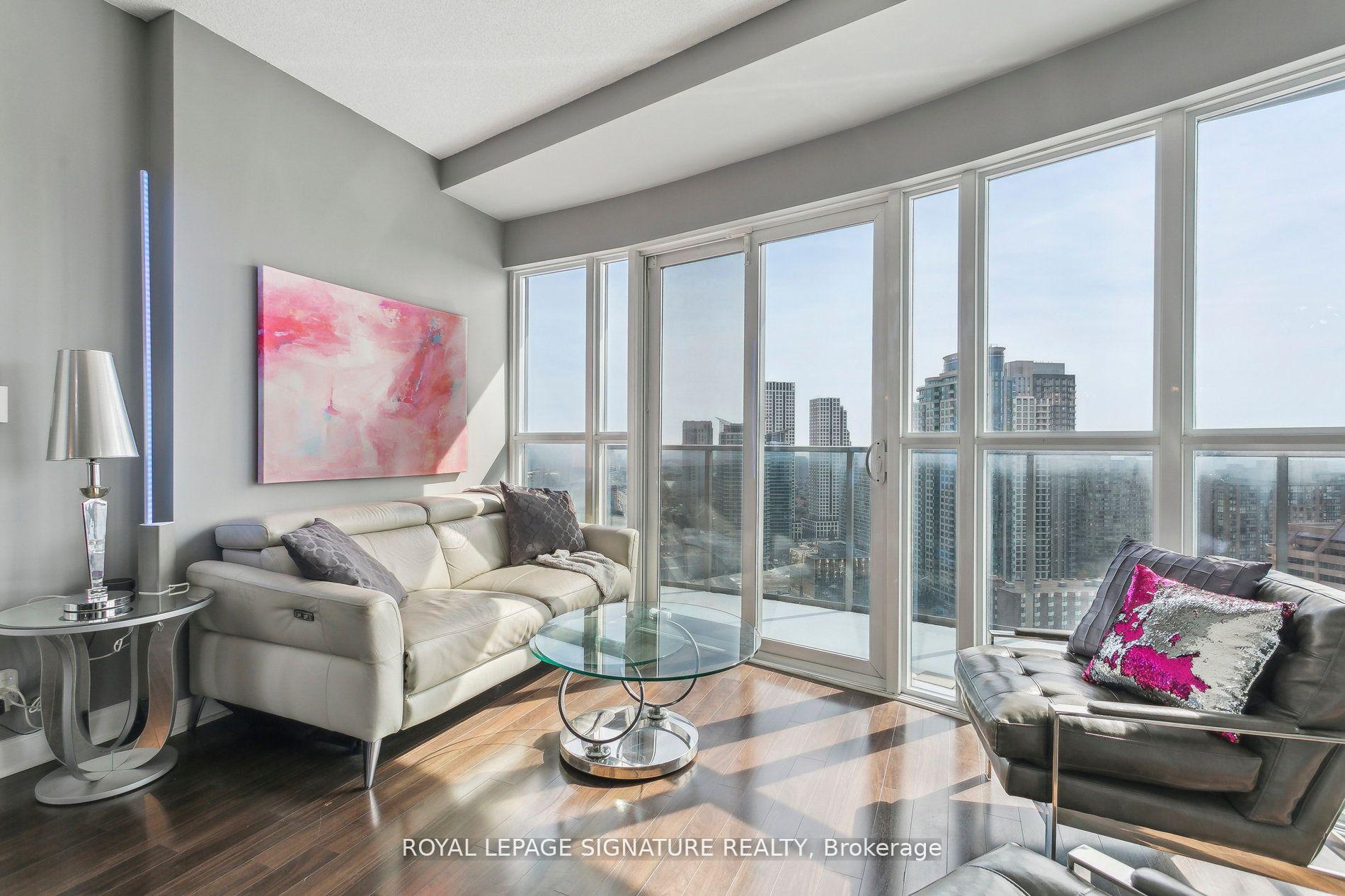 3 Bedrooms Condo at 60 Absolute, Mississauga For sale