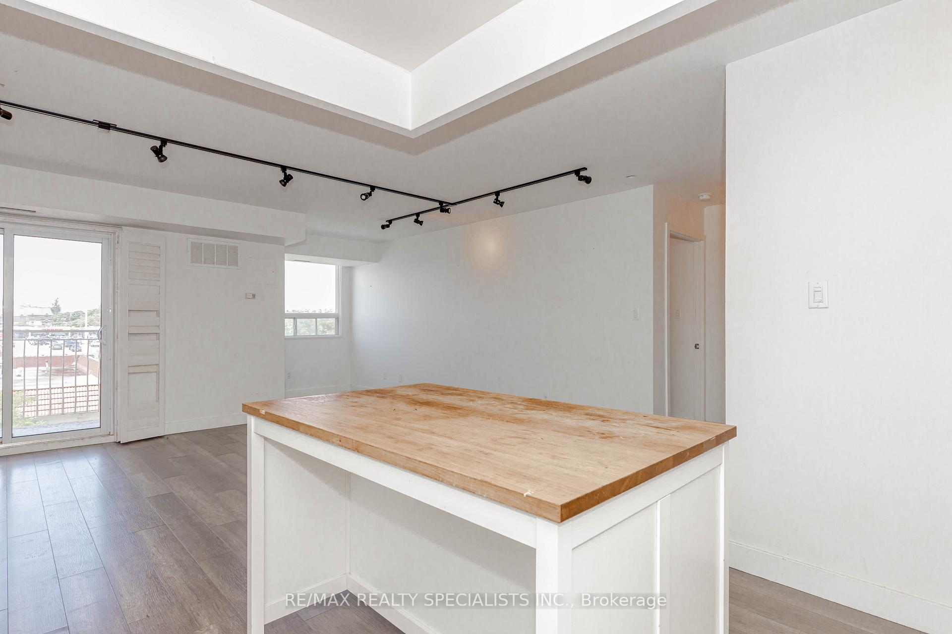 2 Bedrooms Condo at 32 Tannery, Mississauga For sale