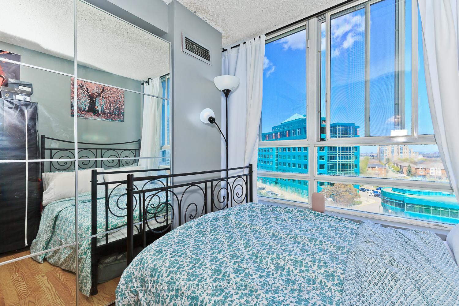 3 Bedrooms Condo at 50 Kingsbridge Garden, Mississauga For sale