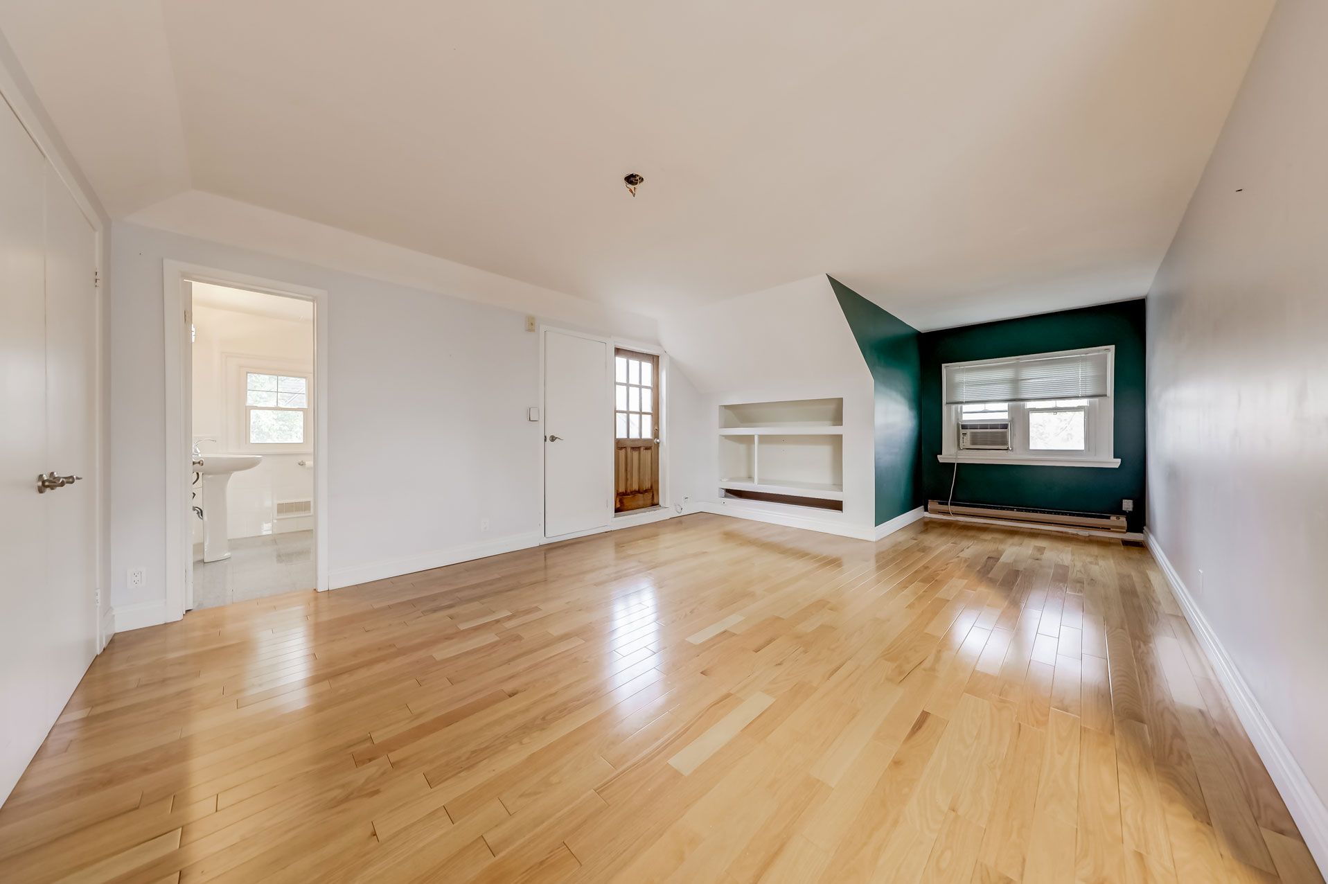 1200 Avenue Road Upper#3