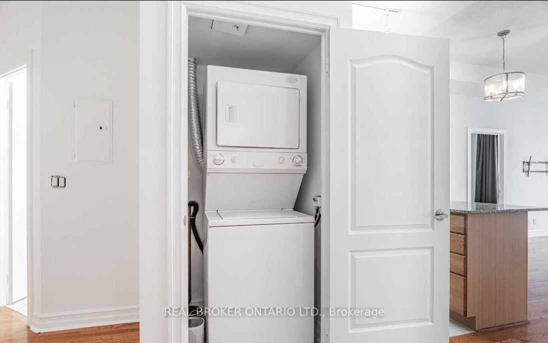 3 Bedrooms Condo at 33 Elm, Mississauga For sale