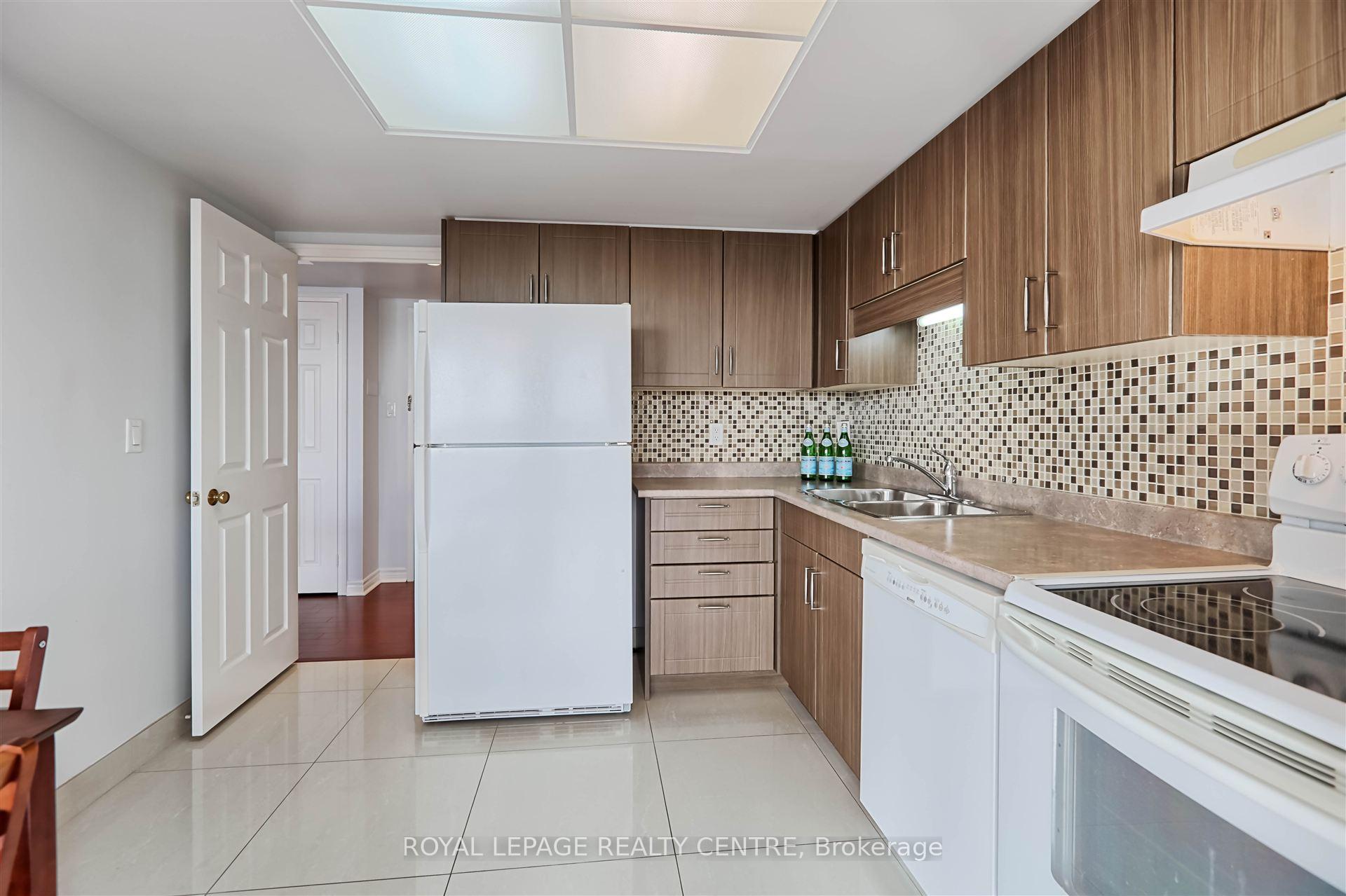 2 Bedrooms Condo at 880 Dundas,  Mississauga For sale